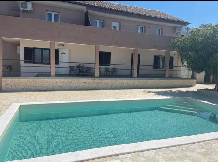 Apartament wakacyjny dla 4 osób, z Taras i Basen oraz Widok w Lukovo