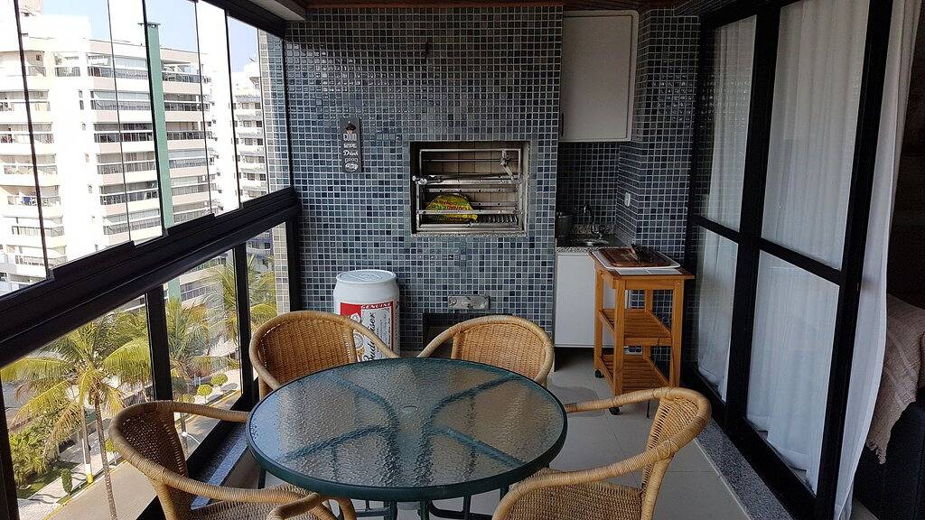 Ganze Wohnung, Apt. Hoher Standard an der Riviera; 200 m vom Strand entfernt; Klimaanlage; 3 Schlafzimmer / 2 Suiten. in Praia São Lourenço, Bertioga