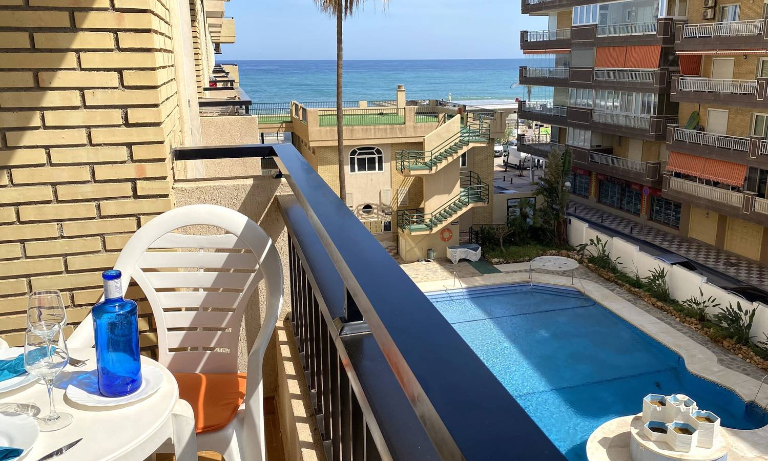 Entire apartment, Apartment in beachfront community with sea views and swimming pool in Los Boliches, Fuengirola