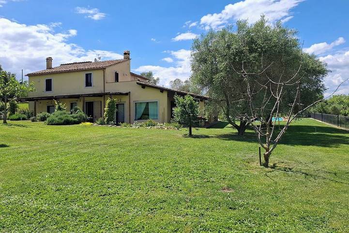 Location de vacances pour 11 personnes, avec jardin et jacuzzi, animaux acceptés à Calvi dell'Umbria - 4
