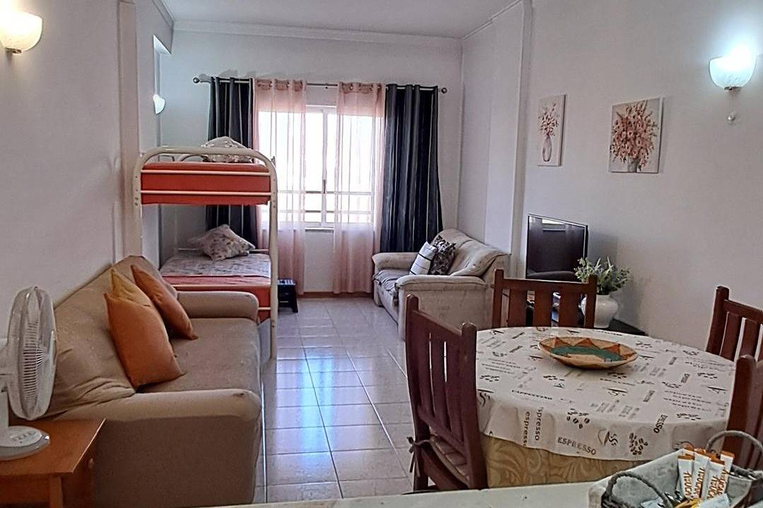 Apartamento vacacional entero, Near Beach - Family - Sleeps 4 - Wifi - Parking in Halbinsel von Setúbal