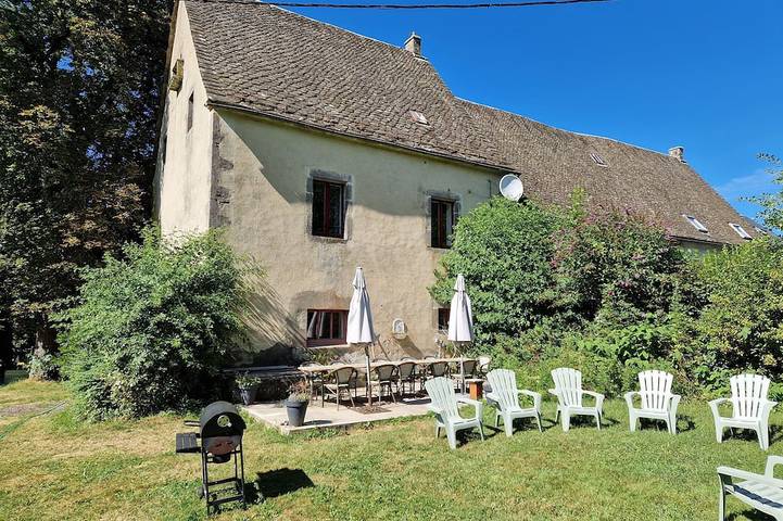 Location de vacances pour 12 personnes, avec terrasse ainsi que jardin et jacuzzi dans Parc naturel régional des Volcans d'Auvergne