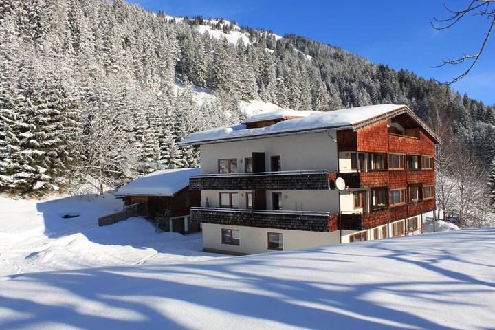 Ferienwohnung für 4 Personen, mit Balkon und Terrasse sowie Garten und Sauna in Bach