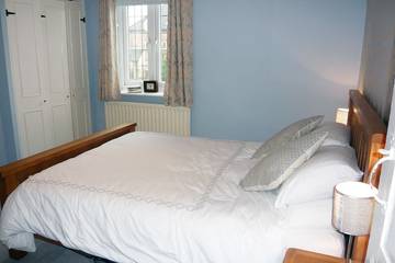 Log Cabin for 4 People in Godstone, Surrey, Photo 3