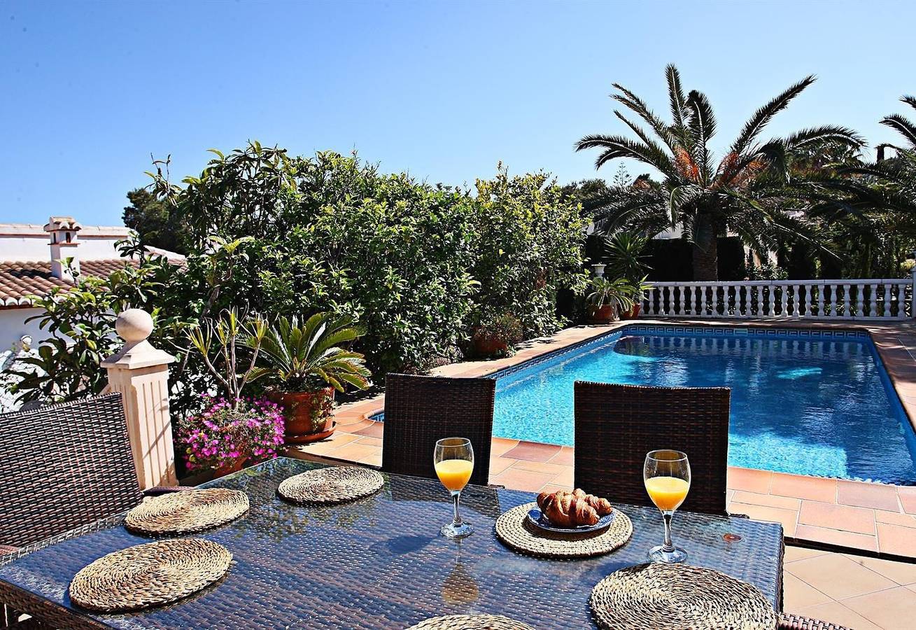 Villa 'Casa Pera' met zeezicht, zwembad, Wi-Fi, tuin & terras in Balcón al Mar, Jávea