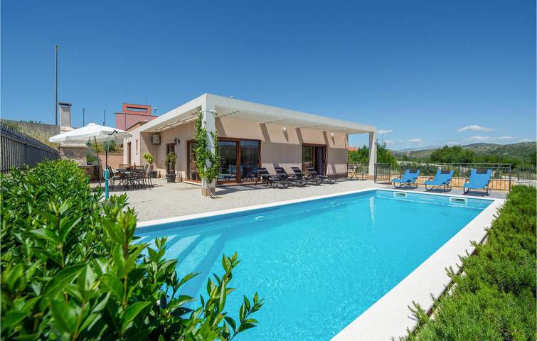 Charmantes 1-Zimmer-Apartment mit Pool und Terrasse, 400 m vom Stadtzentrum von Dugopolje entfernt in Dugopolje, Dalmatinisches Zagora