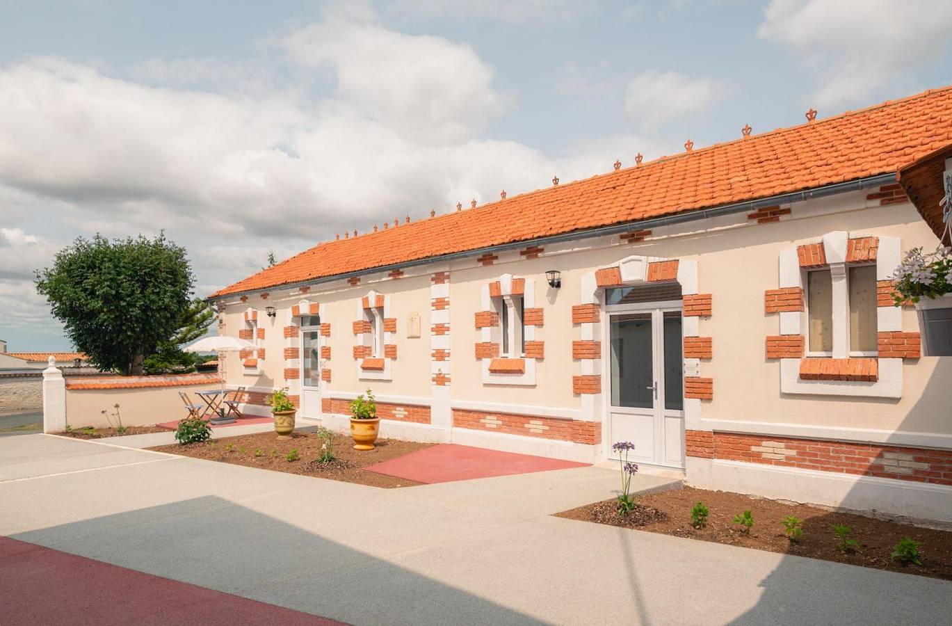 Le Logis Rouge, chambres d'hôtes La Rochelle - L'Aunisienne in Charron, Région de La Rochelle