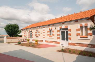 Cottage pour 2 personnes, avec jardin et piscine à Charron