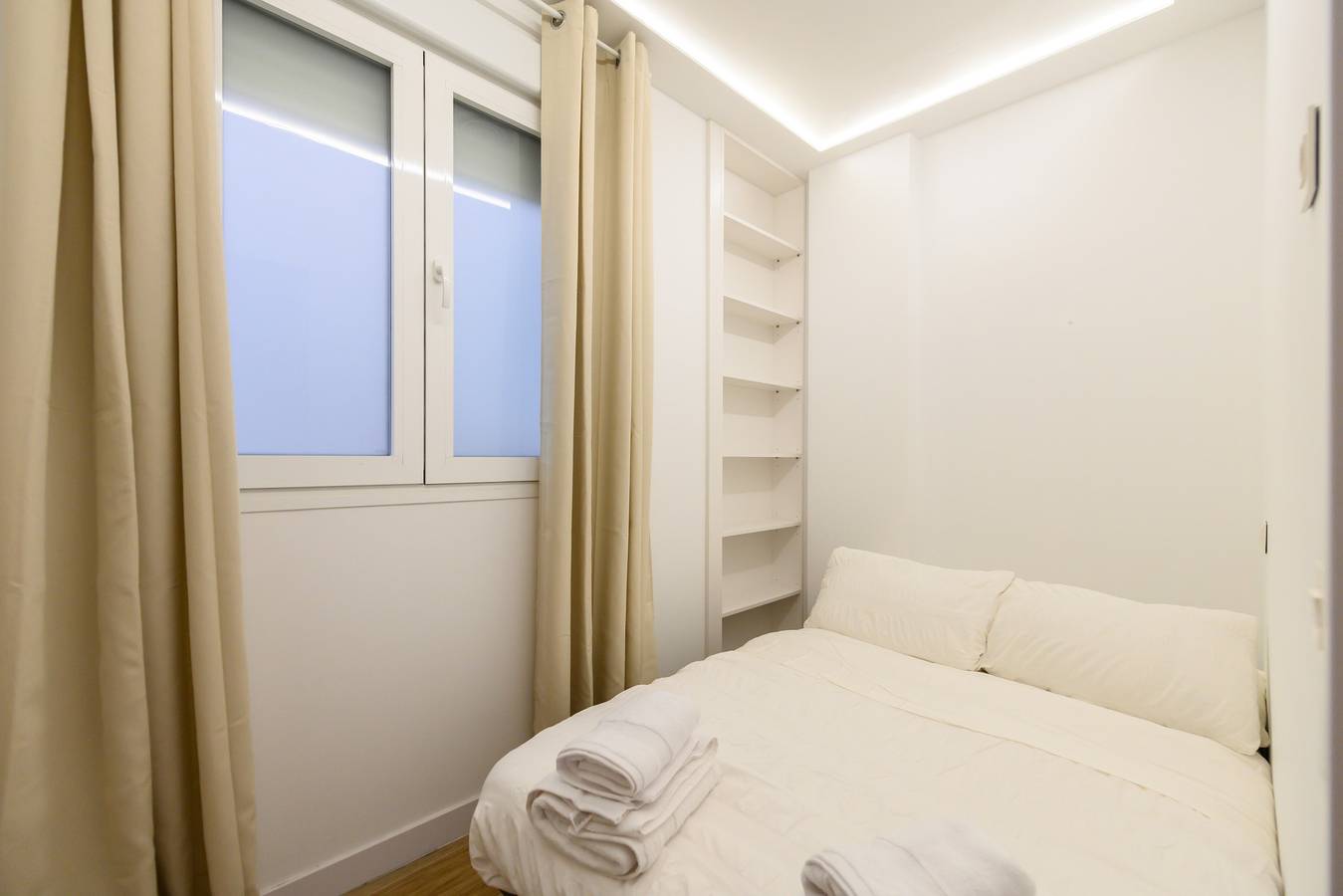 Appartement entier, M Amplio piso exterior de 2 dormitorios e in Centro (Madrid), Madrid