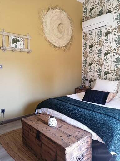 Gîte pour 2 personnes, avec vue et jardin à Eyguières