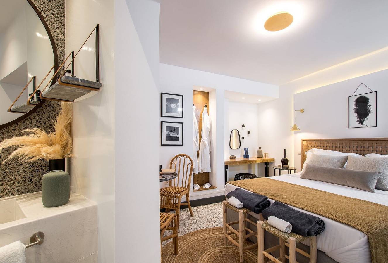 Cozy Suite with outdoor heated Jacuzzi on terrace in Thera, Santorini