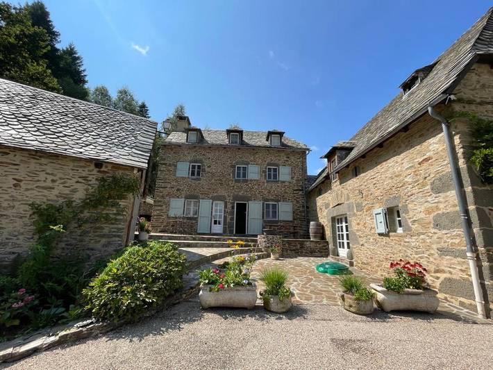 Location de vacances pour 12 personnes, avec terrasse ainsi que piscine et vue à Montpeyroux (Midi-Pyrénées)