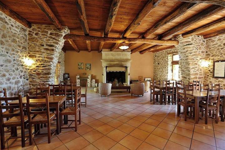Gîte pour 16 personnes, avec Jacuzzi ainsi que Terrasse et Jardin