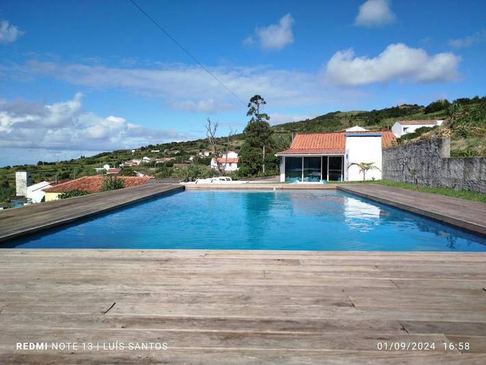 Location de vacances pour 4 personnes, avec vue ainsi que piscine et balcon dans Praia do Norte