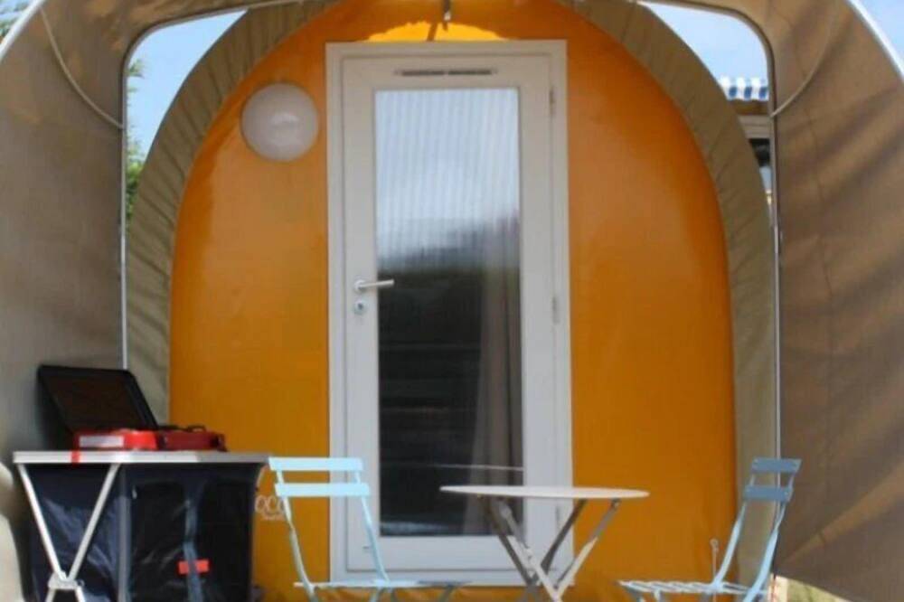 Zecamping 3* piscine chauffée pet friendly sauna roulotte 11m2 2 pers in Huelgoat, Châteaulin und Umgebung