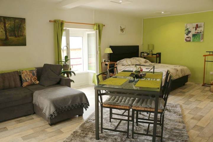 Gîte pour 4 personnes, avec Balcon ainsi que Terrasse et Vue à Dun-les-Places