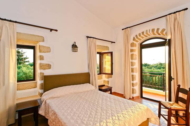 Stone villa with private pool in Xirosterni, Vamos