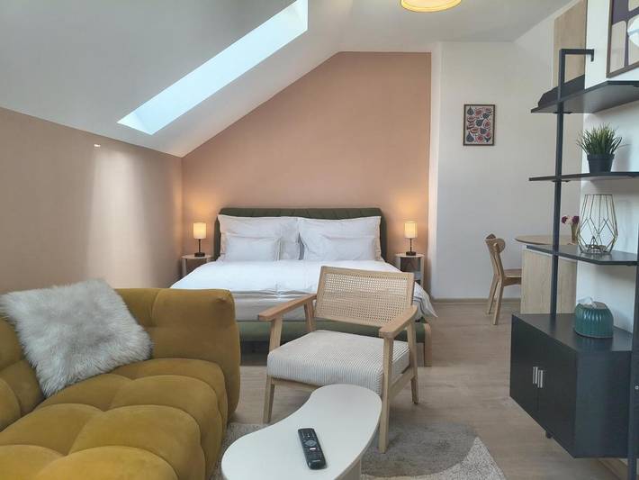 Studio Apartment with Balcony in Nové Město (Praha), Prag
