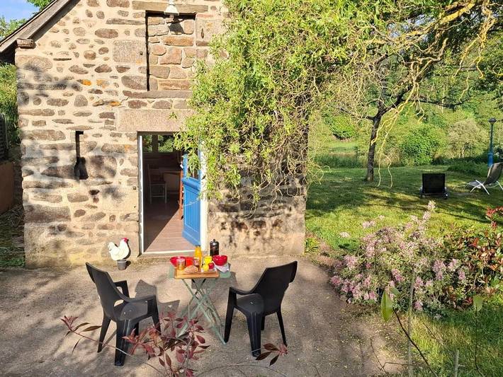 Location de vacances pour 2 personnes, avec Terrasse ainsi que Jardin et Vue à Moulay (Mayenne)