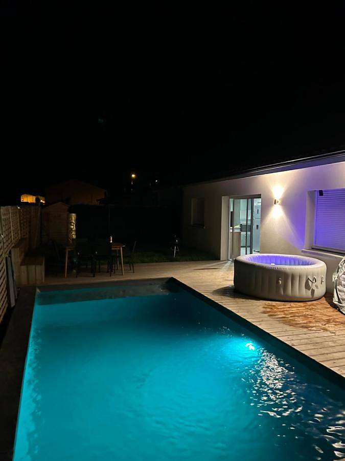 Location de vacances pour 8 personnes, avec jacuzzi ainsi que jardin et piscine, animaux acceptés à Ambarès-et-Lagrave