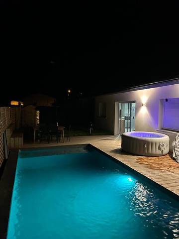 Cottage pour 8 personnes, avec piscine ainsi que jardin et jacuzzi, animaux acceptés à Ambarès-et-Lagrave