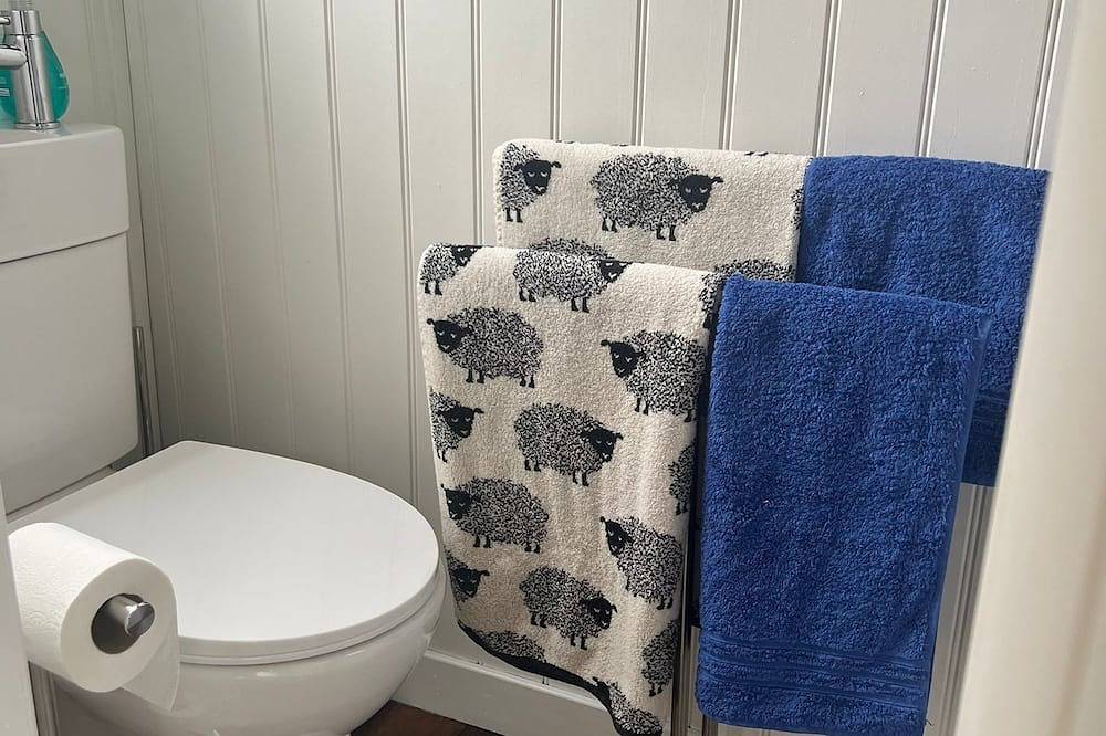 Wee Shepherds Hut Maybole Try country living for your next short break. in Firth Of Clyde