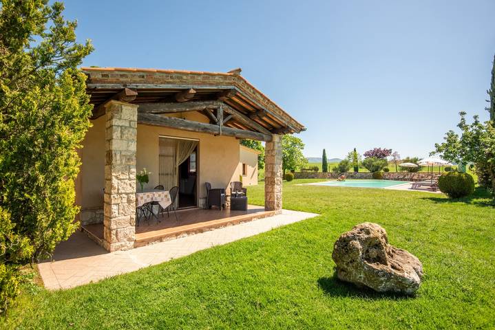 Apartment for 2 people, with garden in Tuscany