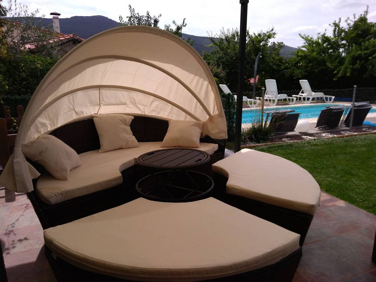 Sehr gepflegtes Ferienhaus im typisch spanischen Stil mit Garten, zwei Terrasse in La Rinconada de la Sierra, Provincia de Salamanca