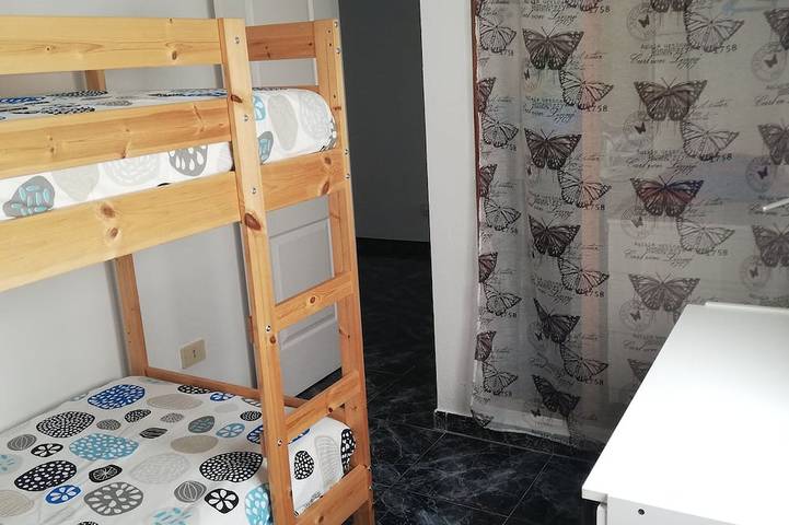 Appartement entier, Appartement spacieux et lumineux avec 3 chambres à coucher, salon avec cuisine / salle à manger et 1 salle de bain. in Arinaga, Agüimes
