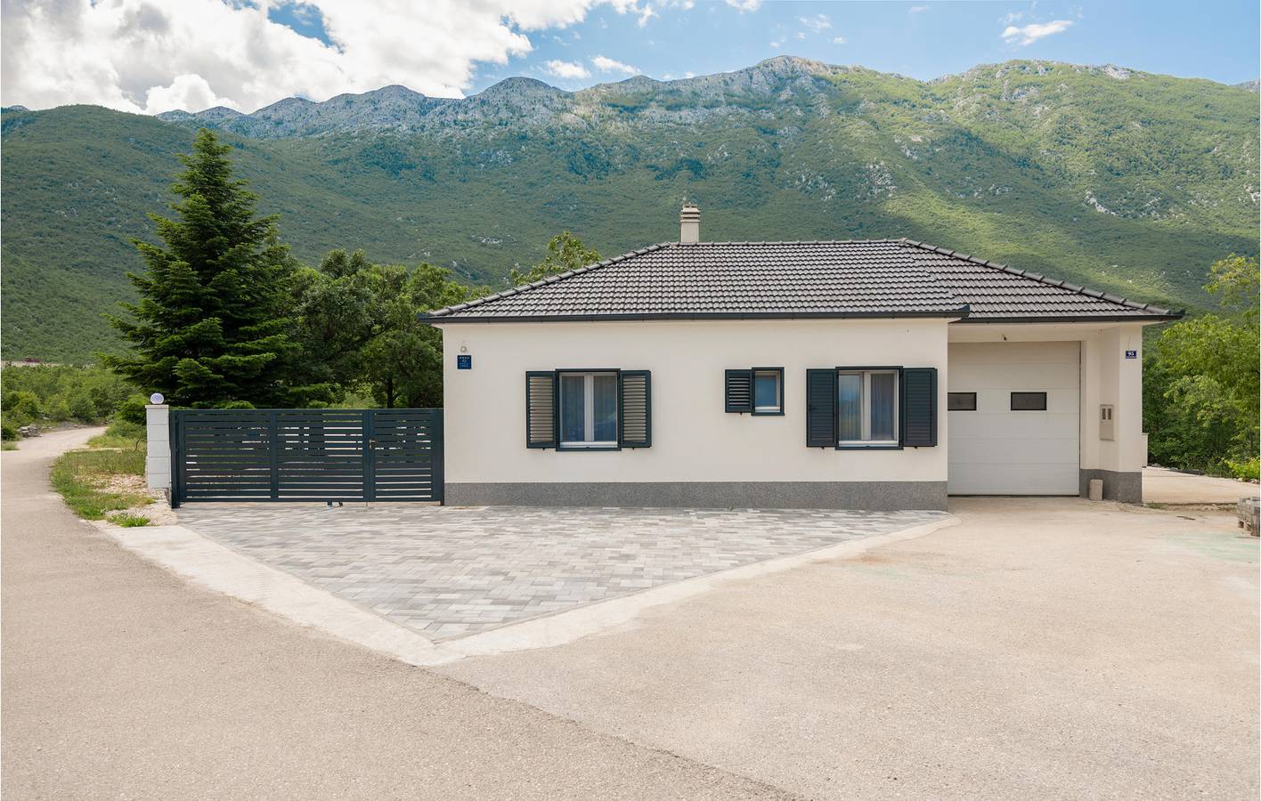 Geräumige 145 m² große Wohnung mit Pool, Terrasse und WLAN-Zugang in Makarska Riviera