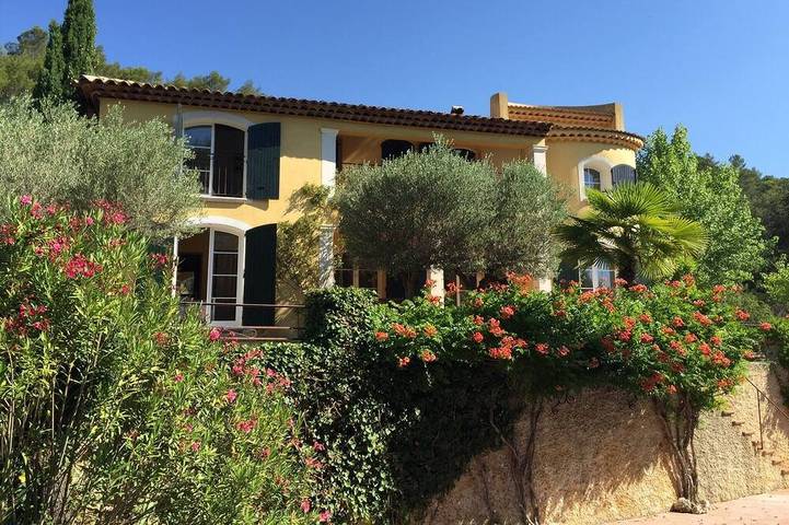 Location de vacances pour 10 personnes, avec jardin à Correns