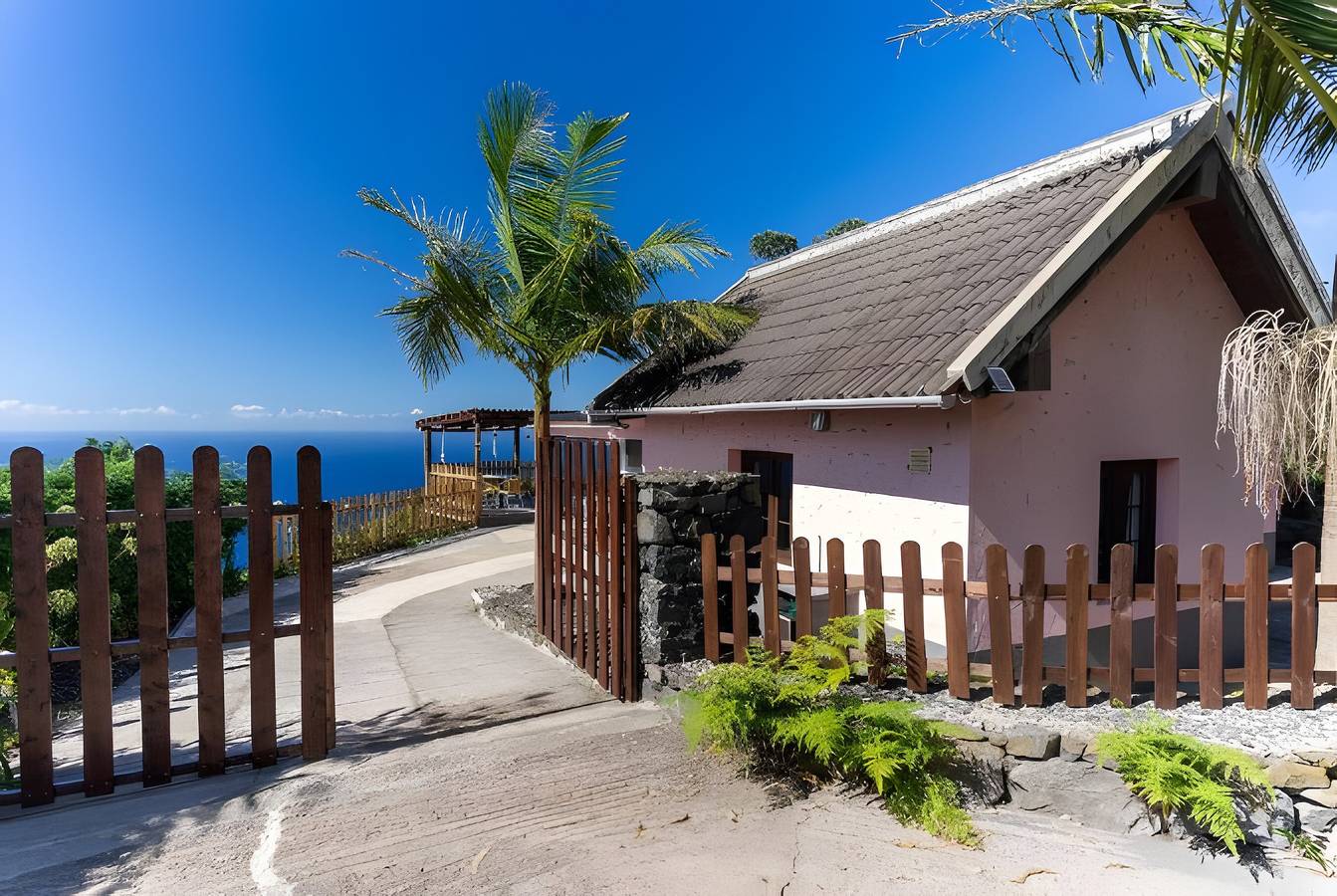 Apartamento entero, Apartamento 'Sunset Village A' con vistas al mar, Wi-Fi y aire acondicionado in Ciudad de San Jorge, Isla de Madeira