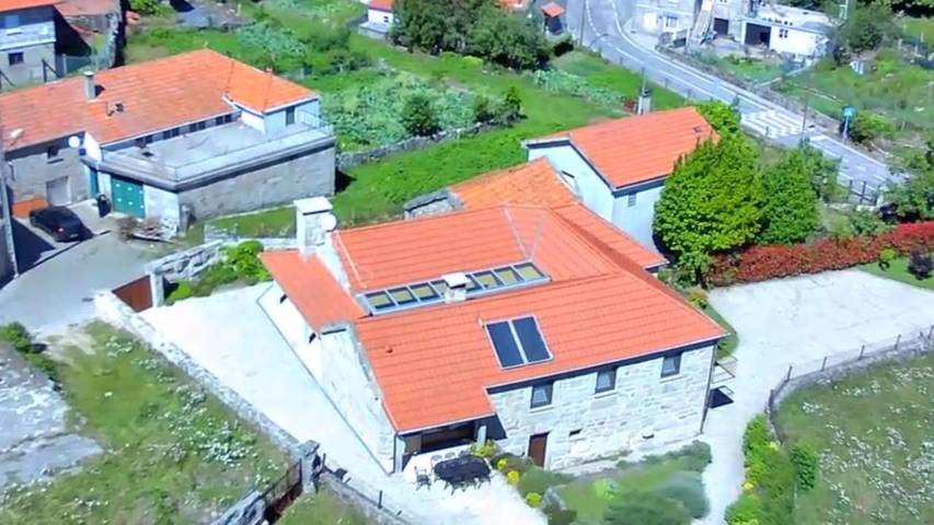 Location de vacances pour 12 personnes, avec jardin ainsi que vue sur le lac et vue, animaux acceptés à Castro Laboreiro - 2