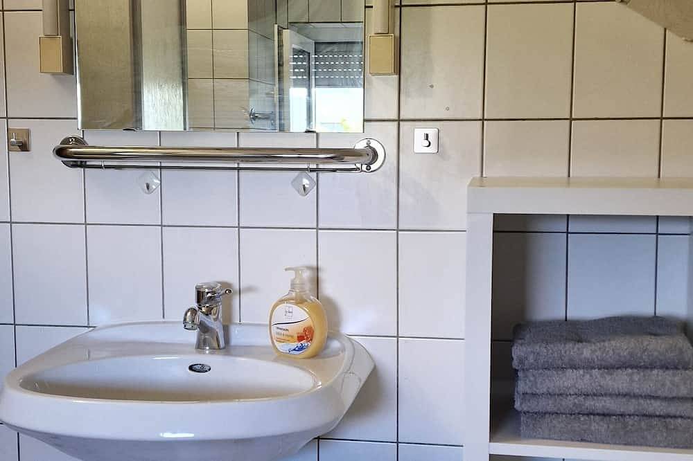 Ganze Wohnung, Schöne 3 Zimmer Wohnung mit Klimaanlage, zentral und naturnah in Rüsselsheim, Rheingau