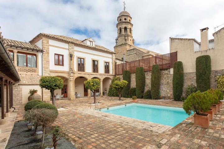Hôtel pour 2 personnes, avec Terrasse ainsi que Jardin et Piscine à Baeza