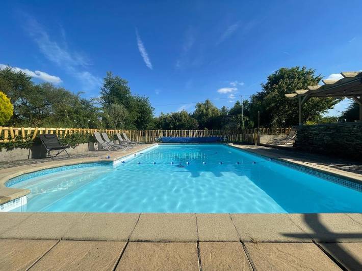 Maison de campagne pour 2 personnes, avec jardin ainsi que piscine et jacuzzi dans La Regrippière