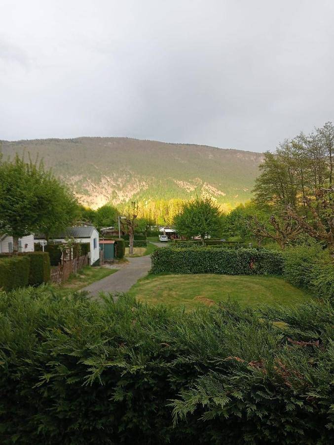 Location de vacances pour 6 personnes, avec terrasse et piscine ainsi que vue et jardin, animaux acceptés à Novalaise - 2