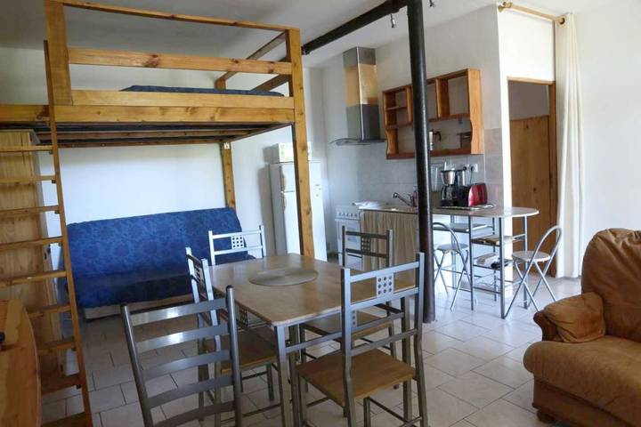 Location de vacances pour 5 personnes, avec vue ainsi que terrasse et piscine à Lurs