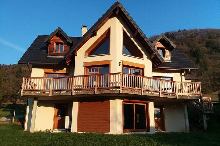 Location de vacances pour 6 personnes, avec Balcon ainsi que Terrasse et Jardin à Saint-Pierre-de-Soucy
