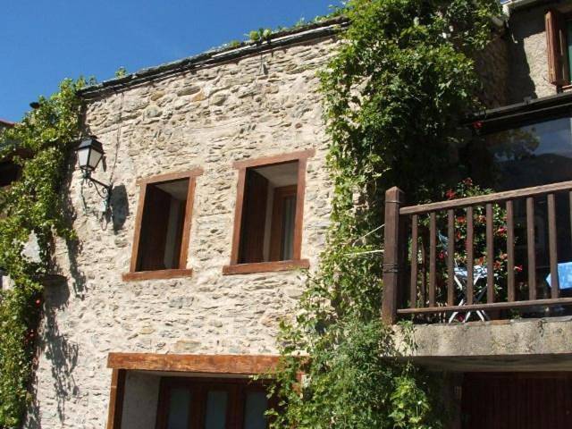 Location de vacances pour 12 personnes, avec vue ainsi que jardin et piscine à Nohèdes - 3