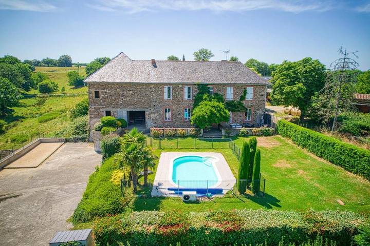 Location de vacances pour 13 personnes, avec Balcon et Terrasse ainsi que Jardin et Bassin pour enfant à Montirat