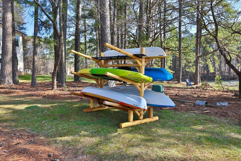 Waterfront: Experience Sublime Sunsets, Private Beach, Hot Tub, and Kayaks in Lake Norman
