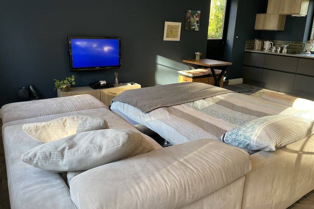 Entire apartment, Nestled in a grand private estate, near woodlands, easy access London in Kingston upon Thames, London