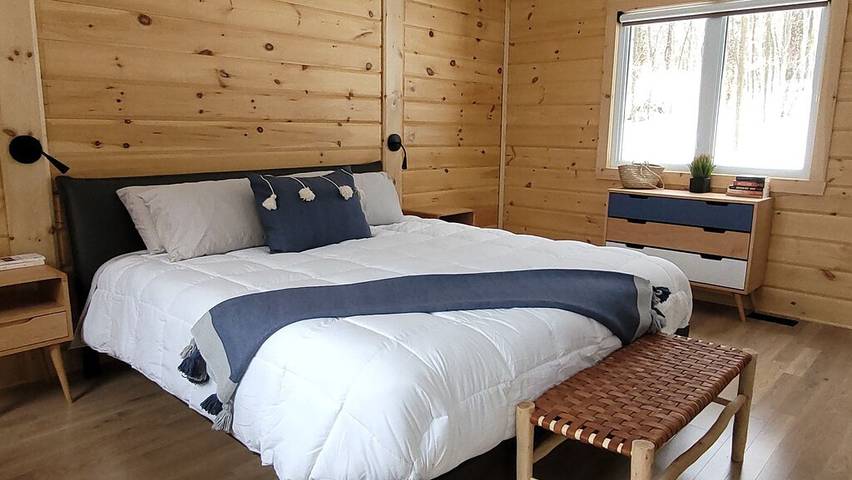 Chalet for 8 people, with pool and balcony as well as hot tub in Lac-Supérieur