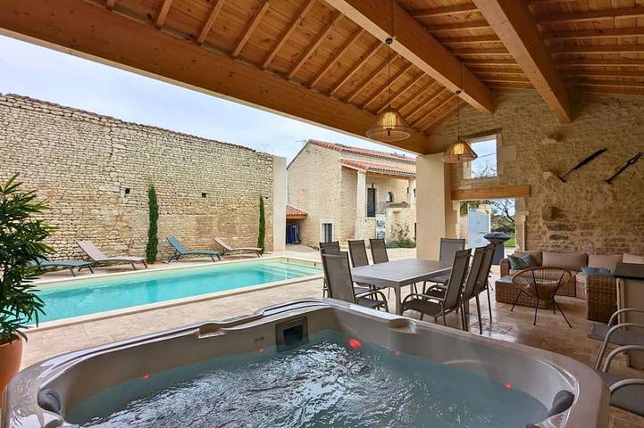 Gîte pour 8 personnes, avec Terrasse et Jardin à Saint-Amant-de-Nouère