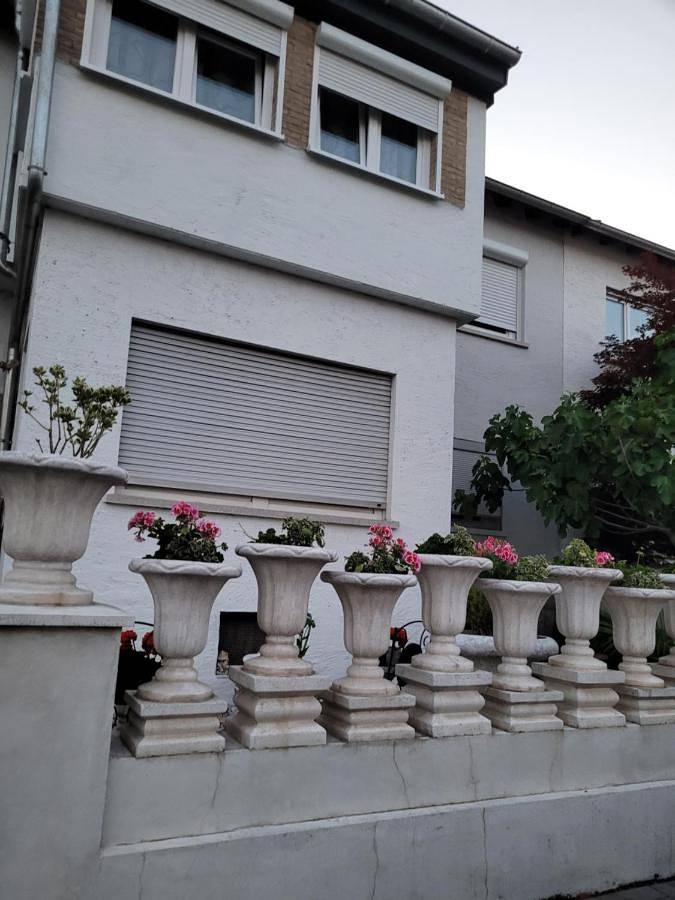 Ganze Wohnung, Monteur-, Ferienwohnung mit Balkon in Hanau bei Frankfurt und Aschaffenburg in Hanau, Main-Kinzig-Kreis