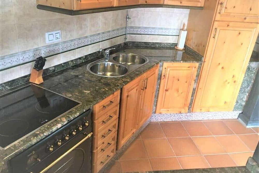 Niedrige silberne kabine mit kamin weit weg vom bulilcio aber nah an allem in Poio, Rías Baixas