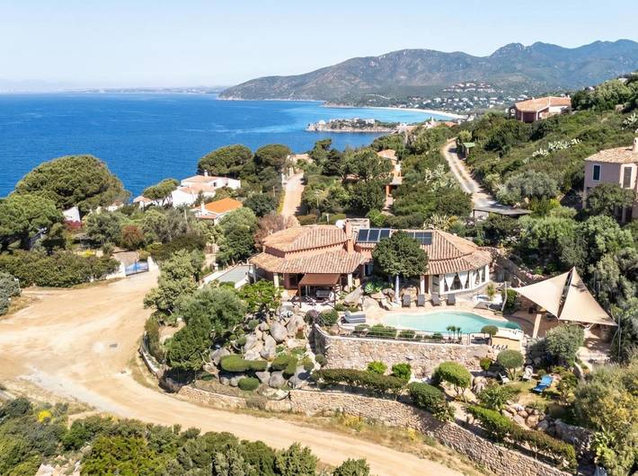 Villa per 8 persone, con giardino e piscina nonché panorama a Torre delle Stelle