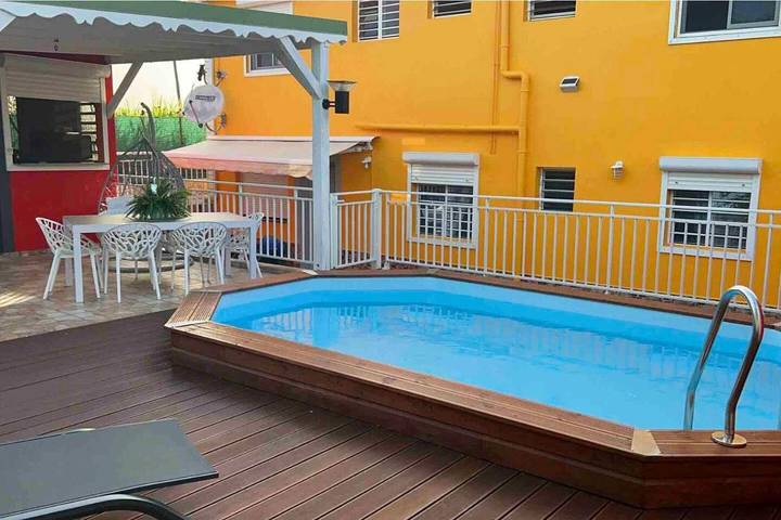 Appartement de vacances pour 4 personnes, avec jardin ainsi que piscine et terrasse
