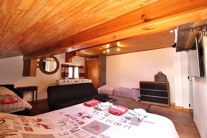 Chalet 16/18 Personnes Jacuzzi Sauna Salle De Cinema Vue Pistes Et Montagne in Montgenèvre, Région de Briançon